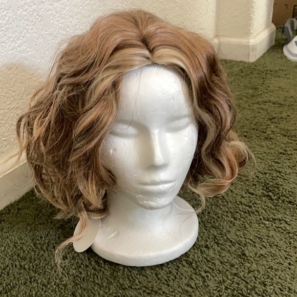 Short blonde curly wig NWT main image 8
